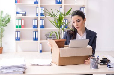 Genç kadın işçiye onu işten ateş olmak