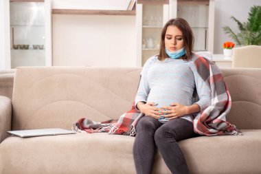 Hasta hamile kadın evde acı çekiyor.