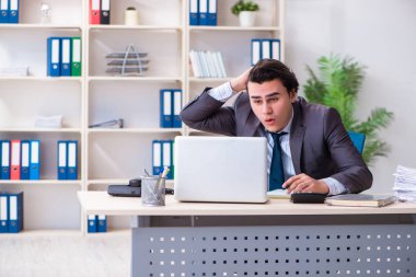 Ofiste çalışan genç bir erkek.