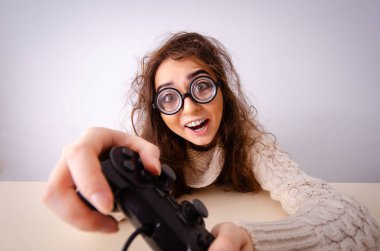 Bilgisayarda çalışan komik inek kız.