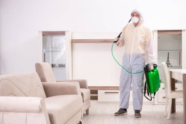 Evde çalışan haşere kontrol müteahhidi.