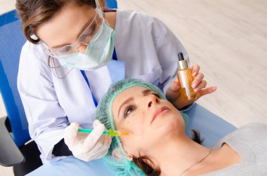 Kadın estetik plastik ameliyat için hazırlanıyor