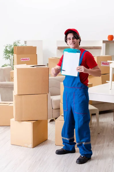 Jonge mannelijke aannemer met dozen die binnen werken — Stockfoto