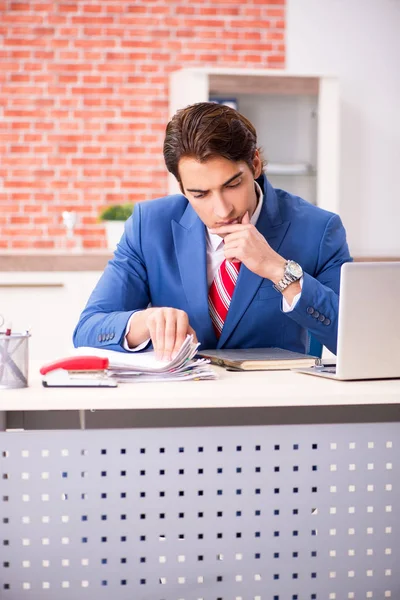 Jeune beau employé travaillant dans le bureau — Photo