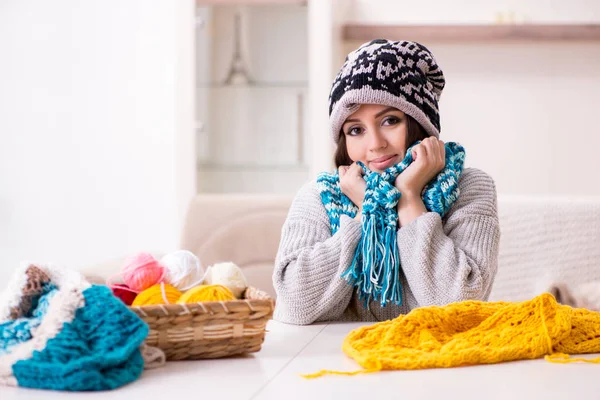 Młoda piękna kobieta robi na drutach w domu — Zdjęcie stockowe