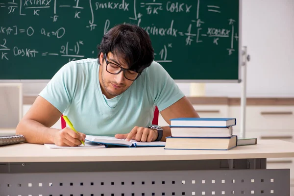 Junger männlicher Mathematikstudent vor der Tafel — Stockfoto