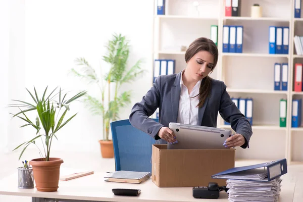 Conceito de despedimento e demissão com mulher empregada — Fotografia de Stock