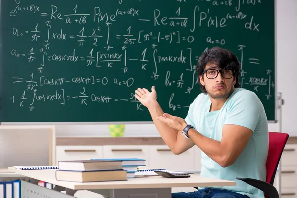 Ung manlig student matematiker framför svarta tavlan — Stockfoto