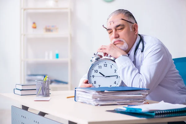 Viejo médico que trabaja en la clínica — Foto de Stock