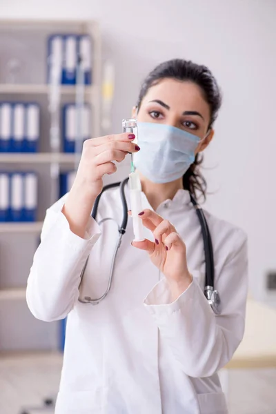 Doctora joven en concepto de infusión —  Fotos de Stock