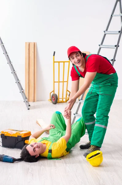 Trabalhador ferido e seu companheiro de trabalho — Fotografia de Stock