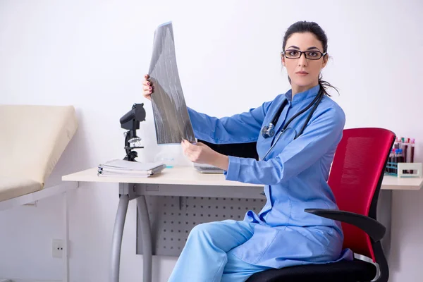У клініці працює молода жінка-лікар-радіолог — стокове фото