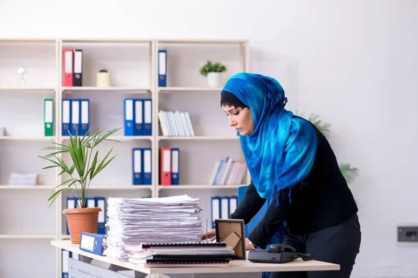 Kvinnlig anställd i hijab som arbetar på kontoret — Stockfoto