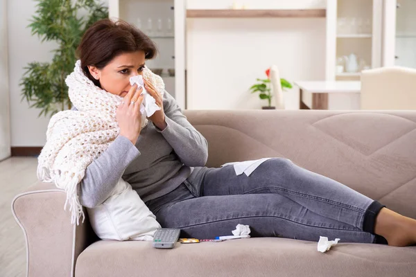 Zieke vrouw van middelbare leeftijd die thuis lijdt — Stockfoto