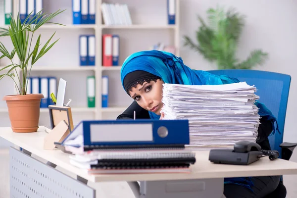 Funcionário feminino no hijab trabalhando no escritório — Fotografia de Stock