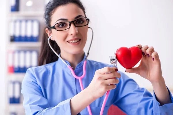 Ung kvinnlig läkare som arbetar på kliniken — Stockfoto