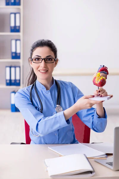 Doctora joven que trabaja en la clínica — Foto de Stock