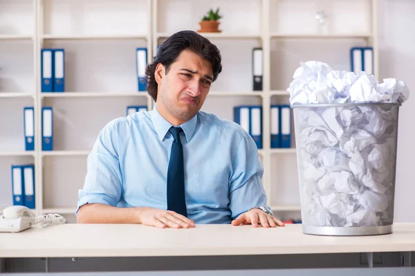 Geschäftsmann lehnt neue Ideen mit vielen Papieren ab — Stockfoto