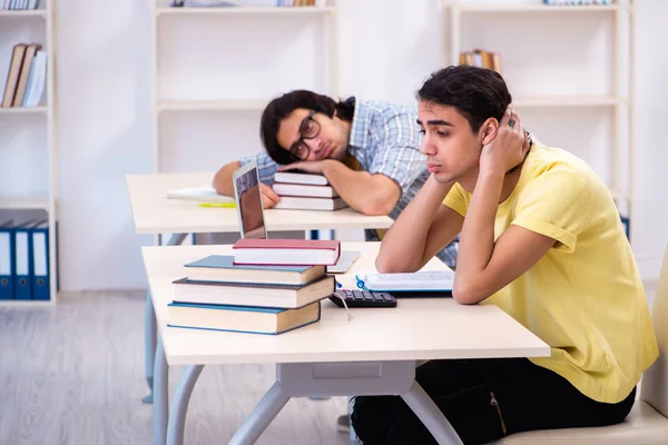 Två manliga elever i klassrummet — Stockfoto