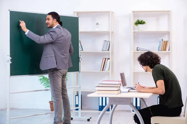 Jonge leraar en student in de klas — Stockfoto