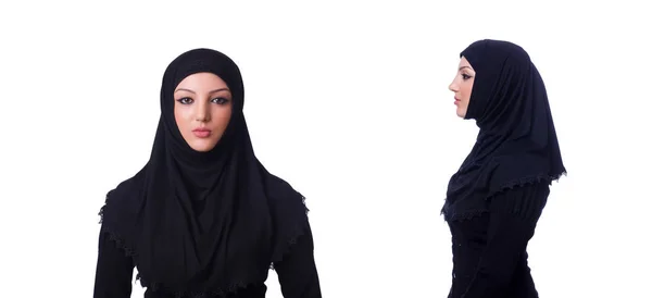 Μουσουλμάνα νεαρή γυναίκα που φοράει μαντίλα στα λευκά — Φωτογραφία Αρχείου