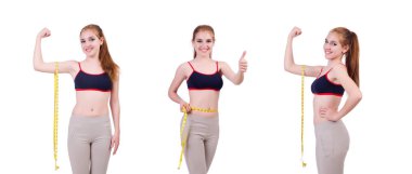 Diyet konseptinde santimetre olan genç bir kız.