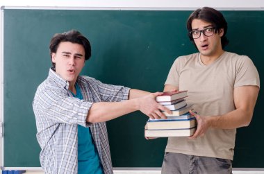 Sınıfta iki erkek öğrenci var.