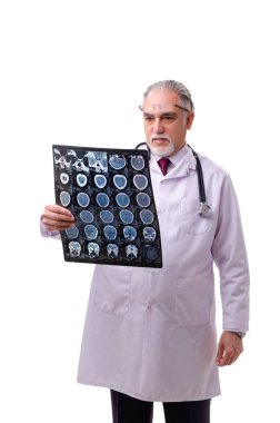 Yaşlı erkek doktor beyazı izole etmiş.