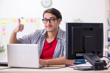 Ofiste çalışan bir erkek.