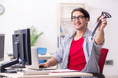 Ofiste çalışan bir erkek.