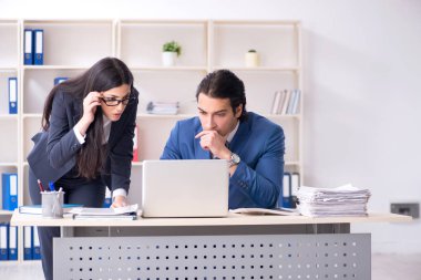 Ofiste çalışan iki çalışan.