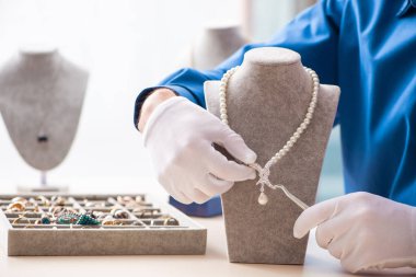 Genç kuyumcu atölyesinde çalışıyor.