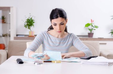 Bütçe planlama konseptinde genç kadın