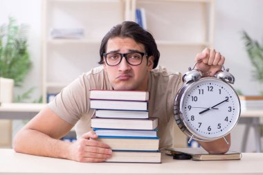 Evde sınava hazırlanan genç bir erkek öğrenci.