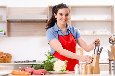 Mutfakta sebzeli genç bir kadın.