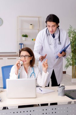 Klinikte çalışan iki doktor.