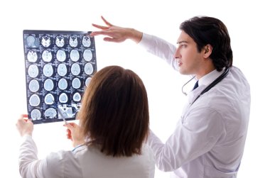 Klinikte çalışan iki doktor.