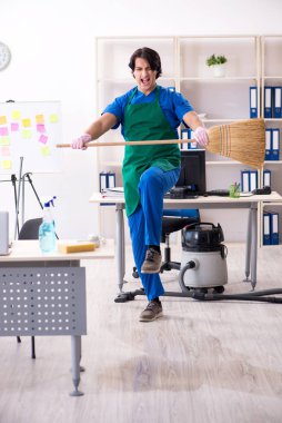 Ofiste çalışan yakışıklı, profesyonel temizlikçi.