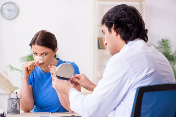 Mulher visitando médico masculino para cirurgia plástica — Fotografia de Stock