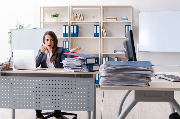 Bela funcionária infeliz com excesso de trabalho — Fotografia de Stock