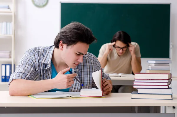 Två manliga elever i klassrummet — Stockfoto