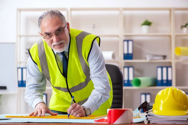 Engenheiro de construção envelhecido trabalhando no escritório — Fotografia de Stock