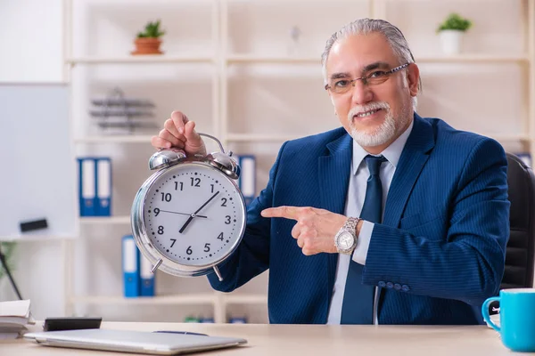 Empleado varón de edad que trabaja en la oficina —  Fotos de Stock