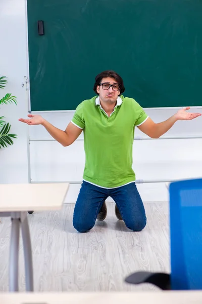 Ung manlig student framför green board — Stockfoto