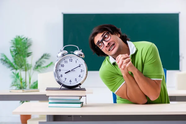 Junger männlicher Student vor grünem Brett — Stockfoto