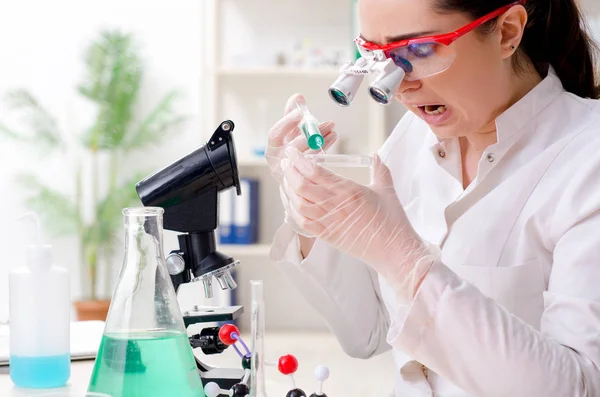 Jovem química do sexo feminino trabalhando no laboratório — Fotografia de Stock