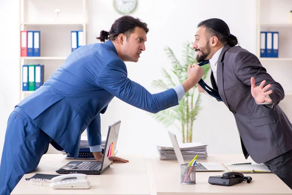 事務所の２人の男の同僚 — ストック写真