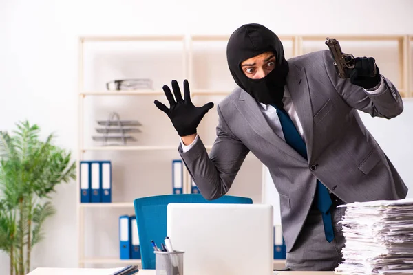 Männlicher Gangster stiehlt Informationen aus Büro — Stockfoto