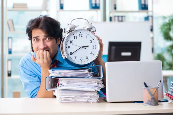 Schöner Geschäftsmann unzufrieden mit exzessiver Arbeit im Büro — Stockfoto