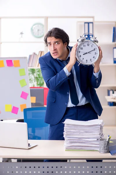 Giovane dipendente maschio infelice con il lavoro eccessivo — Foto Stock